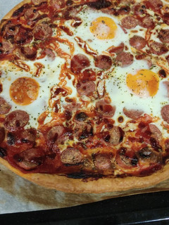 Una foto de Pizza de salchichas y huevo con base de hojaldre