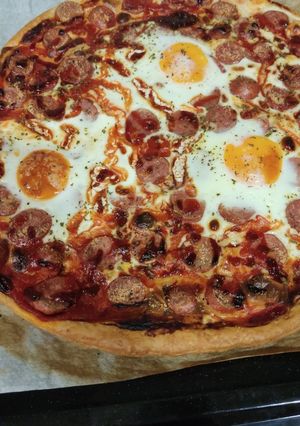 Foto principal de Pizza de salchichas y huevo con base de hojaldre