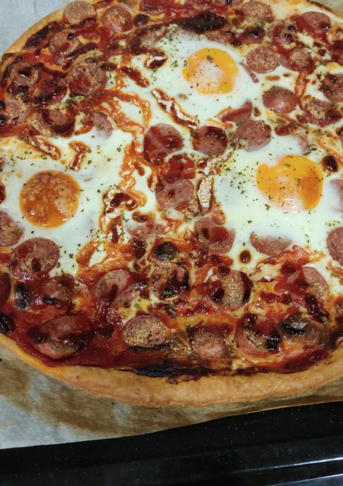 Una foto de Pizza de salchichas y huevo con base de hojaldre
