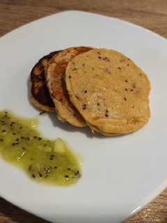 Una foto de Pancakes de kiwi (BLW)