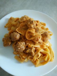 Una foto de Tagliatella con butifarra y almendra