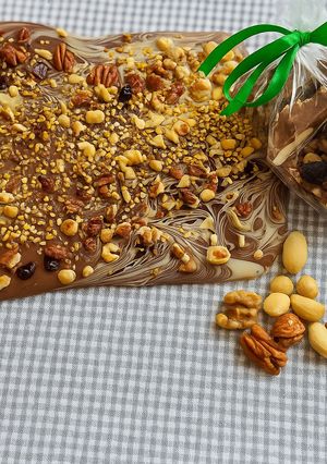Une photo de Tablette marbrée aux 4 chocolats et fruits secs concassés