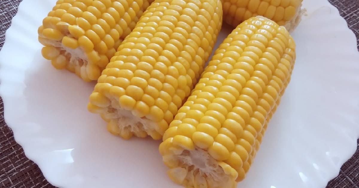 Кукуруза вареная в початках. Вареная кукуруза. Кукуруза отварная. Кукурузный початок. Кукуруза в тарелке.