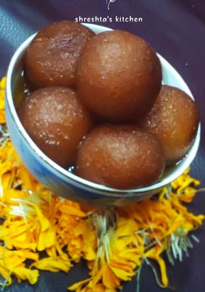 A picture of Gulab jamun.