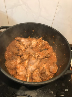 Una foto de Conejo con tomate
