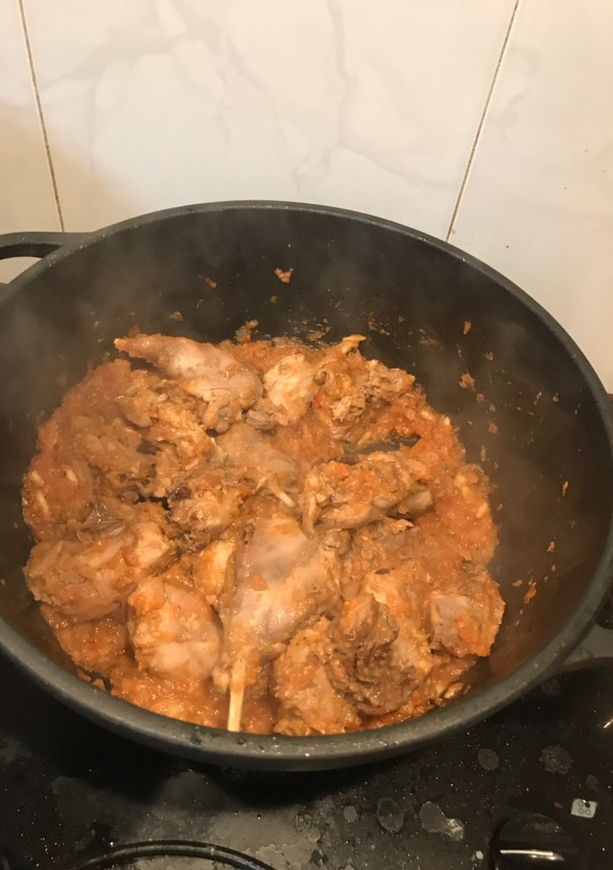 Una foto de Conejo con tomate