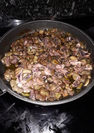 Una foto de Refrito de habas en conserva con calamares