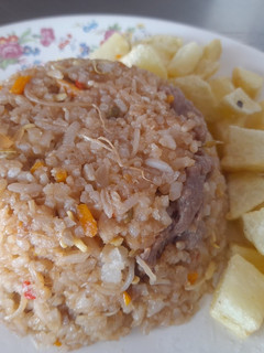 Una foto de Arroz chino con papitas en cubitos, súper fácil de hacer💕