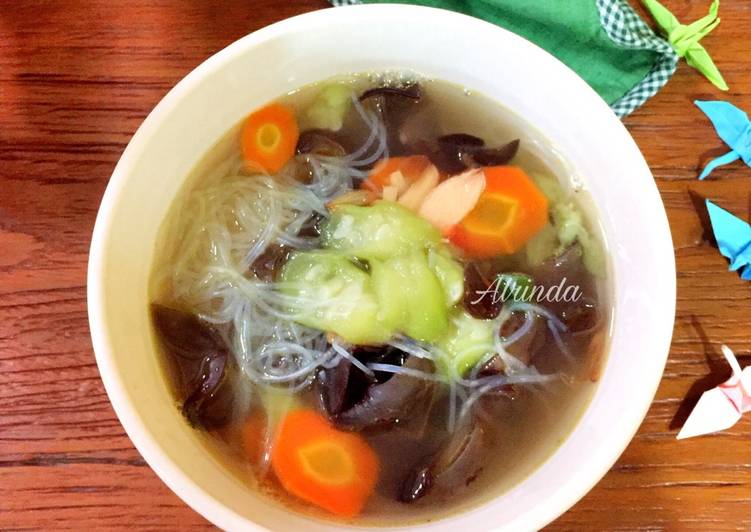 Resep Sup Oyong Jamur Kaldu / Sayur Gambas oleh Alrinda 