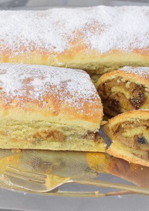A picture of Walnut and raisin roll (beigli).