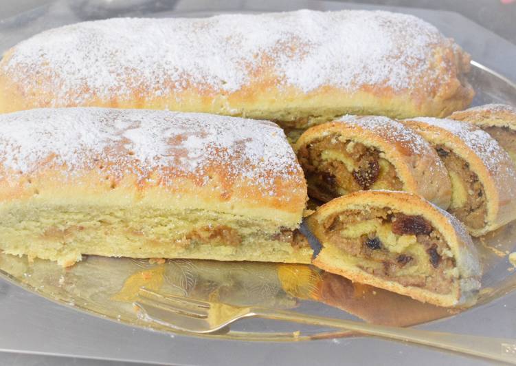 Walnut and raisin roll (beigli)