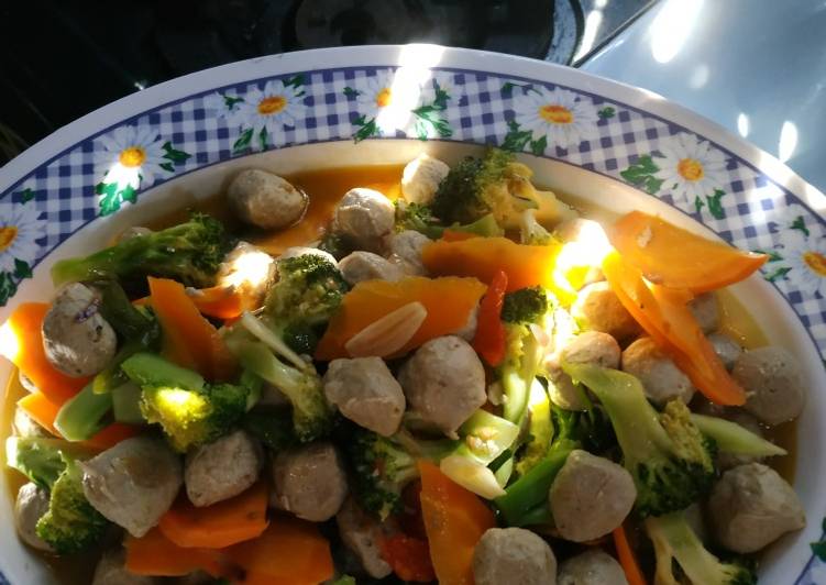 Cara meracik Oseng-oseng bakso ikan brokoli wortel yang enak