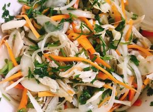 Hình của món Gỏi gà xé phay.