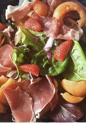 Une photo de Salade Sudiste. Fraise. Melon. Basilic