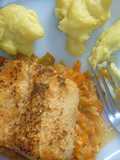 Bifes de merluza sobre colchón de verduras con papas duquesas