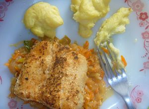 Una foto de Bifes de merluza sobre colchón de verduras con papas duquesas