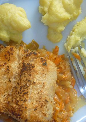 Una foto de Bifes de merluza sobre colchón de verduras con papas duquesas