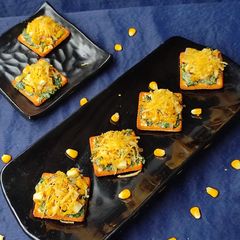 A picture of Spinach and Paneer Cream Crackers.
