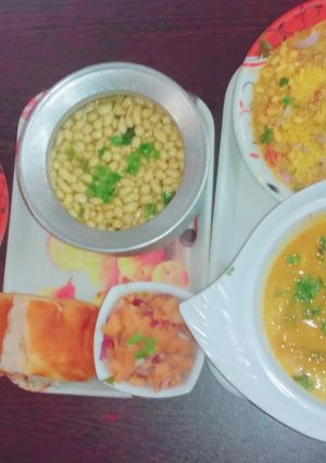 छोले रगड़ा पाव पानीपूरी (Chole ragda pav pani puri recipe in Hindi) रेसिपी मुख्य फोटो