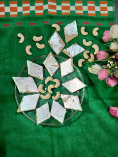 કાજુ કતરી(kaju katli recipe in Gujarati) રેસીપી મુખ્ય ફોટો