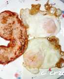 Huevos fritos con puntilla y pechuga de pavo