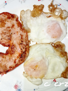 Una foto de Huevos fritos con puntilla y pechuga de pavo