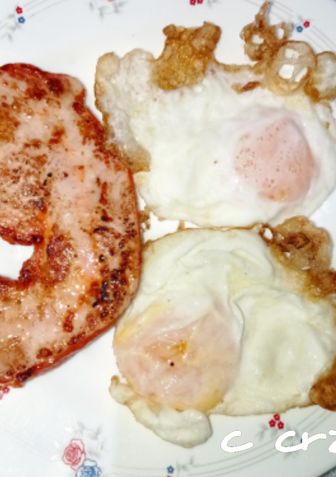Una foto de Huevos fritos con puntilla y pechuga de pavo