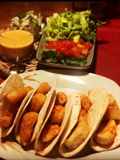 Una foto de Tacos de pescado y de camarones con mahonesa al chipotle 🌶🌶🌶