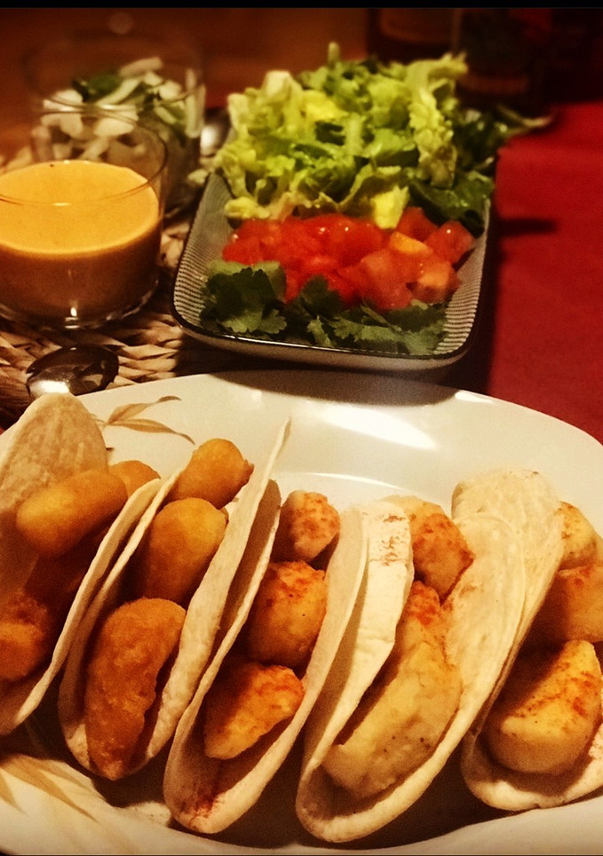 Una foto de Tacos de pescado y de camarones con mahonesa al chipotle 🌶🌶🌶