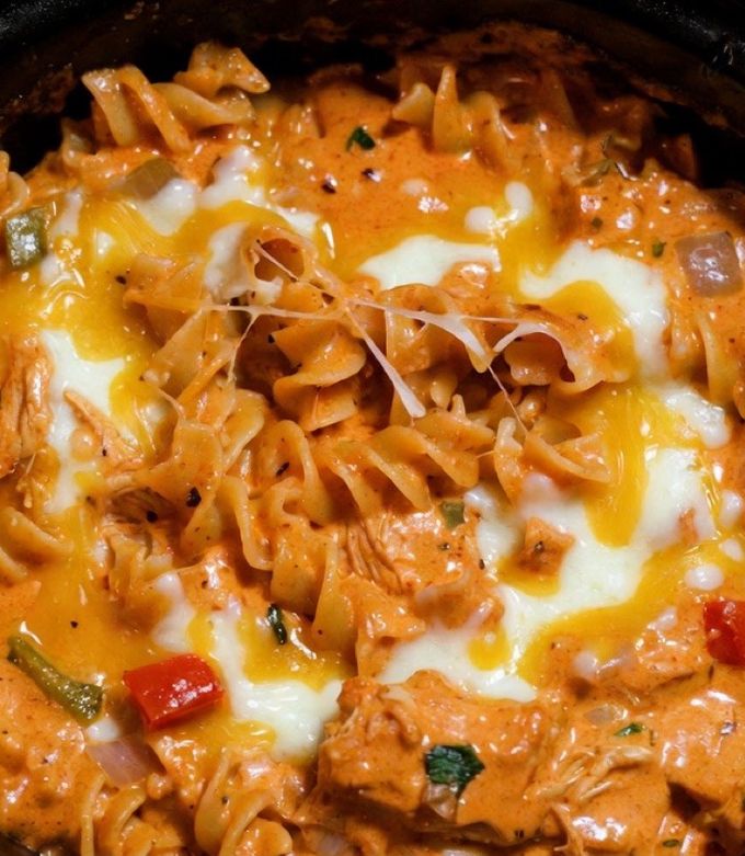 A picture of Slow Cooker Creamy Chicken Enchilada Pasta.