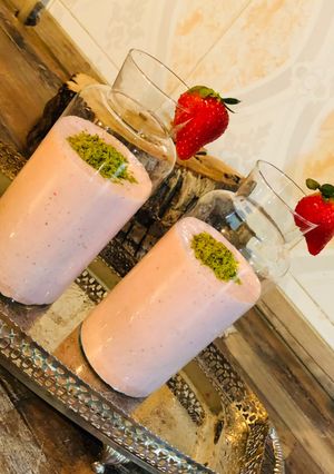عکسی از دستور میلک شیک توت فرنگی 🍓