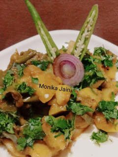आलू शिमला मिर्च (Aloo shimla mirch recipe in Hindi) रेसिपी मुख्य फोटो