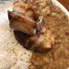 A picture of Guiso de frejoles con chicharrones y arroz 🍚.
