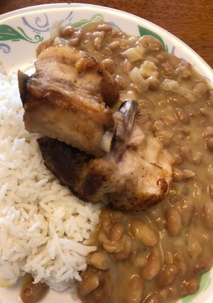 Una foto de Guiso de frejoles con chicharrones y arroz 🍚