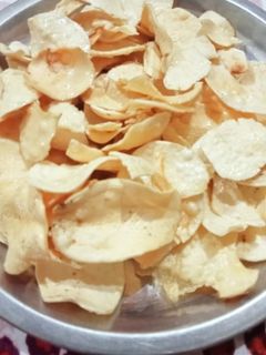 आलू के व्रत वाले चिप्स (aloo ke vrat wale chips recipe in Hindi) रेसिपी मुख्य फोटो