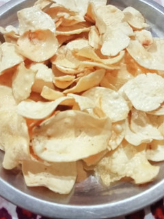 आलू के व्रत वाले चिप्स (aloo ke vrat wale chips recipe in Hindi) रेसिपी मुख्य फोटो