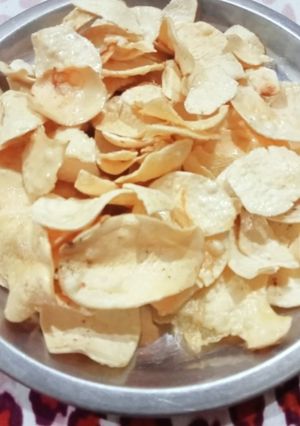 आलू के व्रत वाले चिप्स (aloo ke vrat wale chips recipe in Hindi) रेसिपी मुख्य फोटो