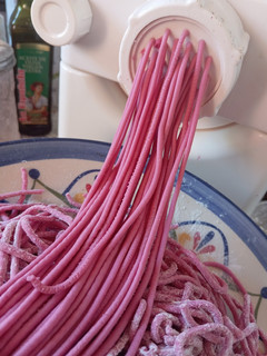 Una foto de Fideos veganos de remolacha