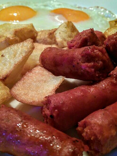 Una foto de TXISTORRAS De Navarra, papas y huevos fritos...!