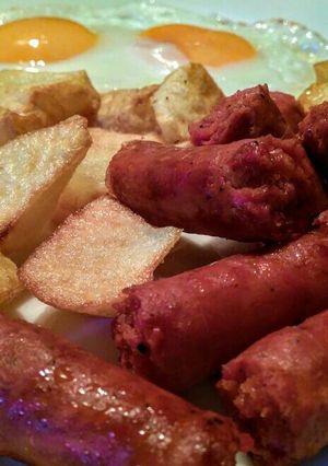 Una foto de TXISTORRAS De Navarra, papas y huevos fritos...!