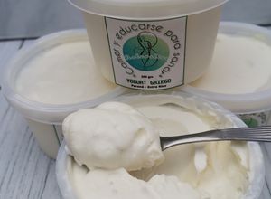 Una foto de Yogurt griego casero suuuper fácil!!