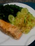 Salmón en costra de sésamo, col kale y quinoa para dieta 
