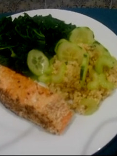 Una foto de Salmón en costra de sésamo, col kale y quinoa para dieta