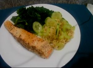 Foto principal de Salmón en costra de sésamo, col kale y quinoa para dieta 