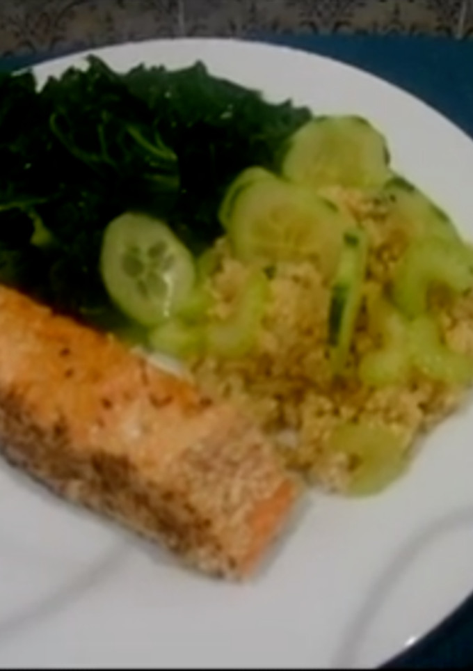 Una foto de Salmón en costra de sésamo, col kale y quinoa para dieta 