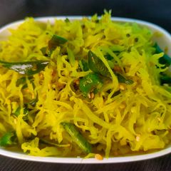 A picture of Kacha papaiya nu chhin / raw paw paw stir-fry.