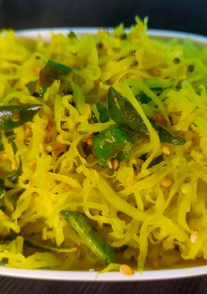 A picture of Kacha papaiya nu chhin / raw paw paw stir-fry.