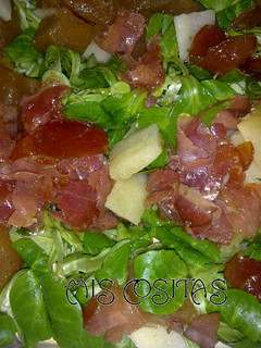 Una foto de Ensalada de canónigos con membrillo