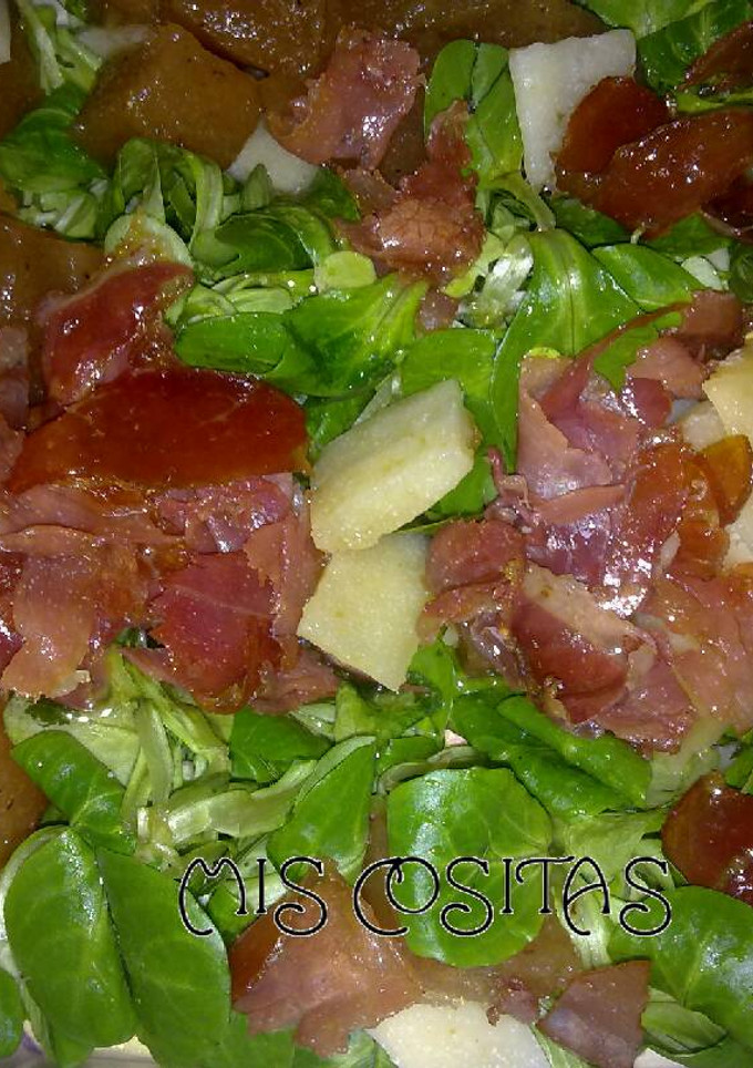 Una foto de Ensalada de canónigos con membrillo