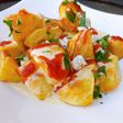 Bravas con ajoaceite de queso azul